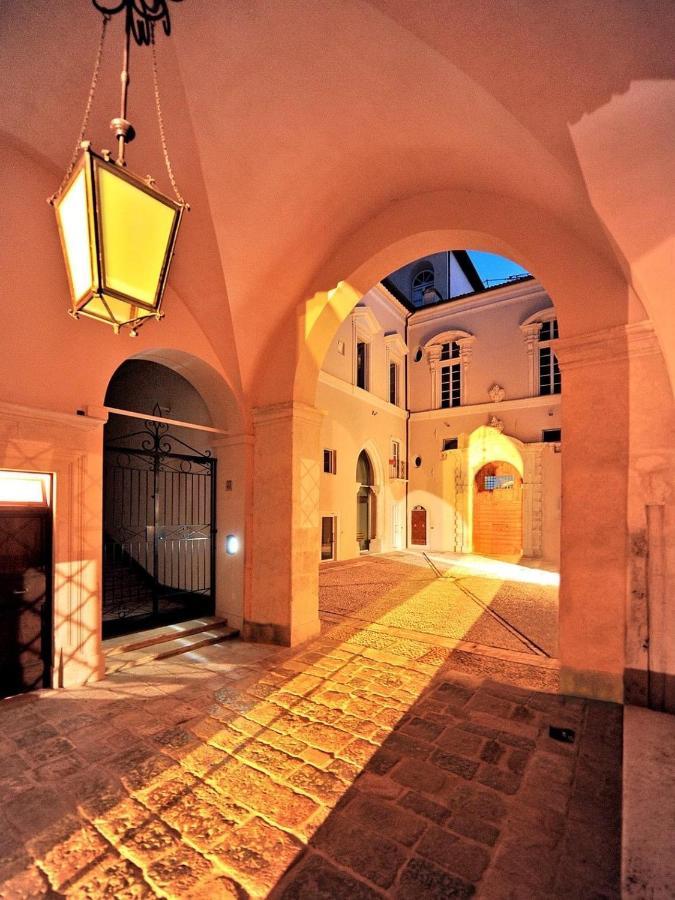 לינה וארוחת בוקר ל'אקווילה Palazzo Pica Alfieri Centro Storico מראה חיצוני תמונה